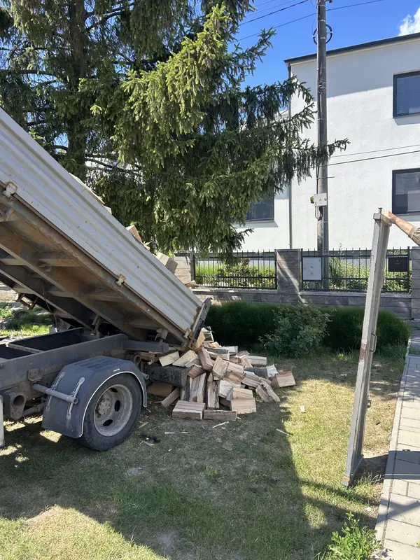 Vysýpanie dreva pred rodinným domom